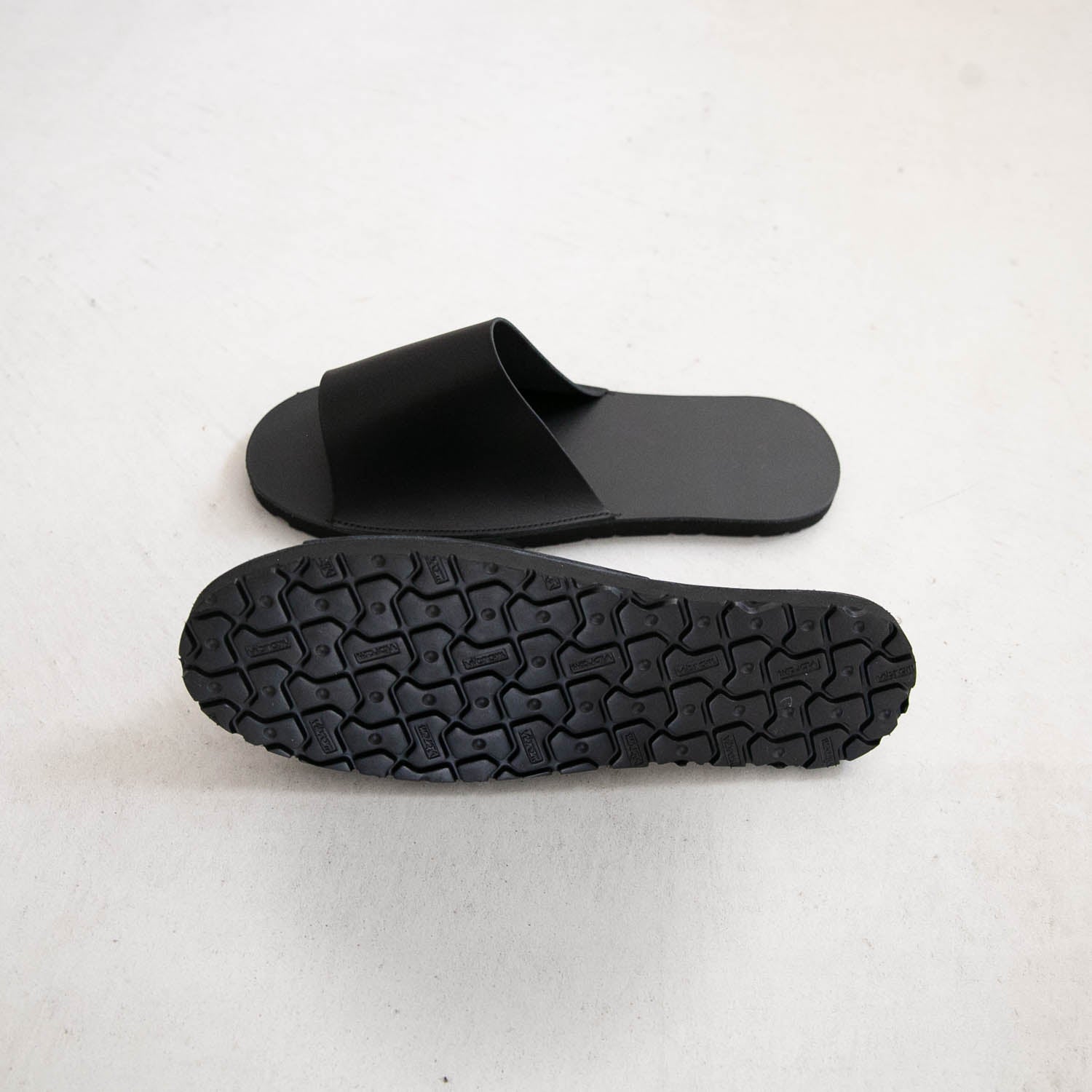 tomorka<br>Leather slippers